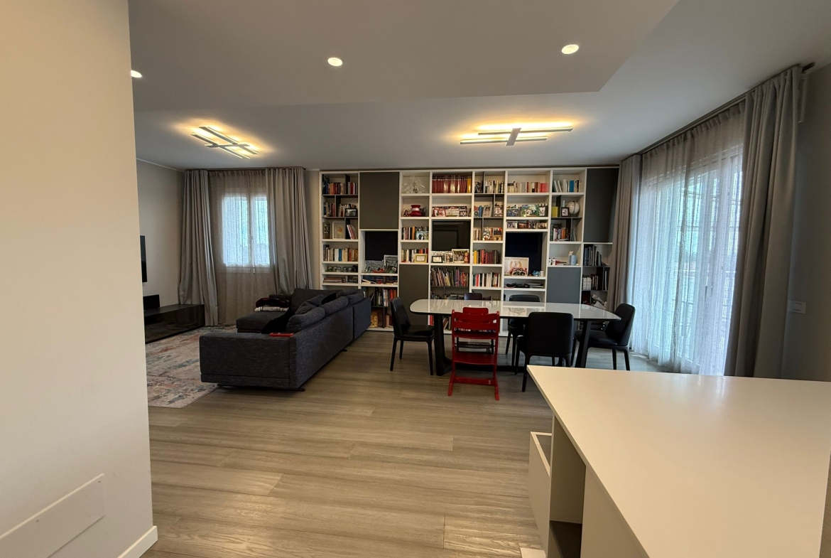 ULTIMO PIANO BELLISSIMO ATTICO CON TERRAZZO E BOX DOPPIO