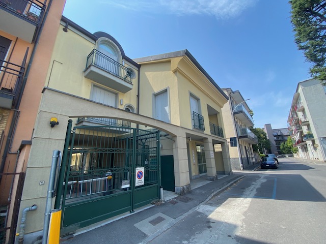 Ottimo Tre locali arredato con box e cantina